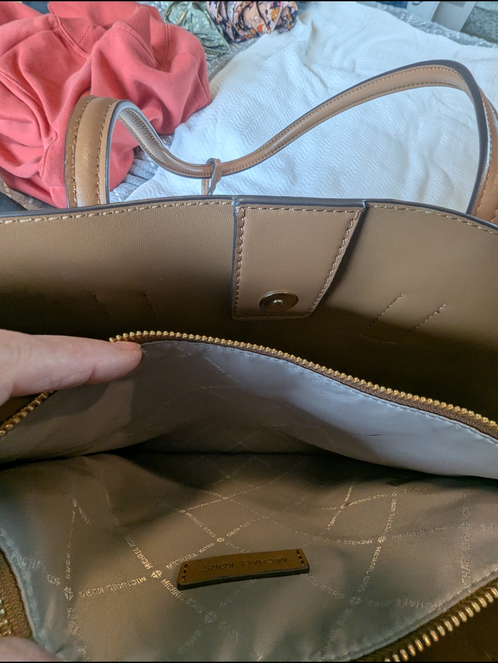 Michael Kors Jet Set Large Logo Tote in Vanilla/Acorn - Picture 10 of 10